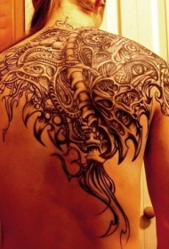 背部黑色机械纹身图案