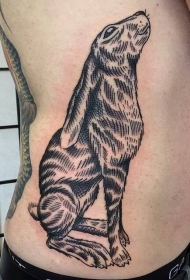 男性腰侧黑色大兔子纹身图案