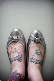 女性脚背彩色英文字母与千纸鹤纹身