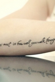 手臂漂亮的字母和标志黑色纹身图案