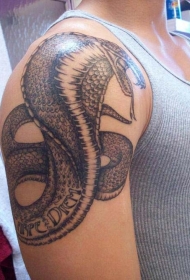肩部黑白蛇纹身图案