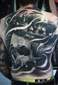 背部惊人的new school黑白骷髅与皇冠纹身图案