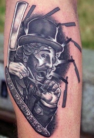 手臂滑稽的男子与剪刀和刀片纹身图案