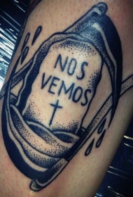 旧墓碑十字架和血腥的镰刀纹身图案