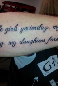 女生手臂简单的英文字母句子纹身图案