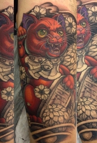 大臂彩色邪恶招财猫和花朵纹身图案