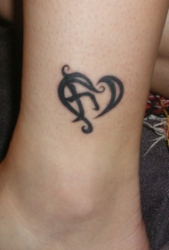 脚部黑色简约爱心纹身图案