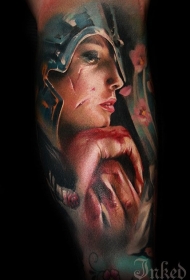 腿部神秘锐利的彩色女王纹身图案