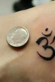 手腕黑色小奥姆符号纹身图案
