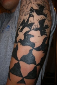 手臂黑色光学错觉纹身图案