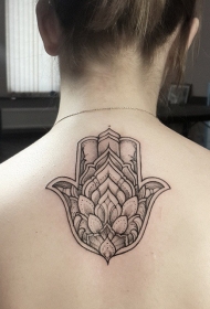 背部经典的点刺风格法蒂玛之手纹身图案