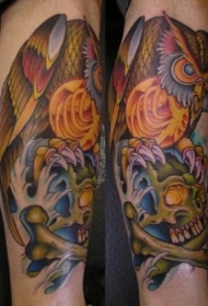 腿部彩色猫头鹰与骷髅纹身图片