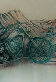 腹部彩色骑士和骑士比赛的纹身