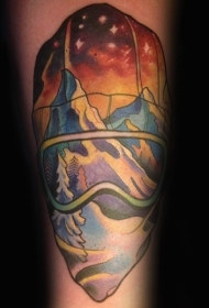 手臂彩色滑雪面具的大山纹身图案