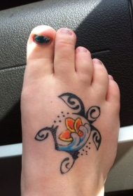 脚背彩色花朵和图腾纹身图案