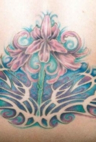 腰部美丽的花蕊与图腾翅膀纹身图案