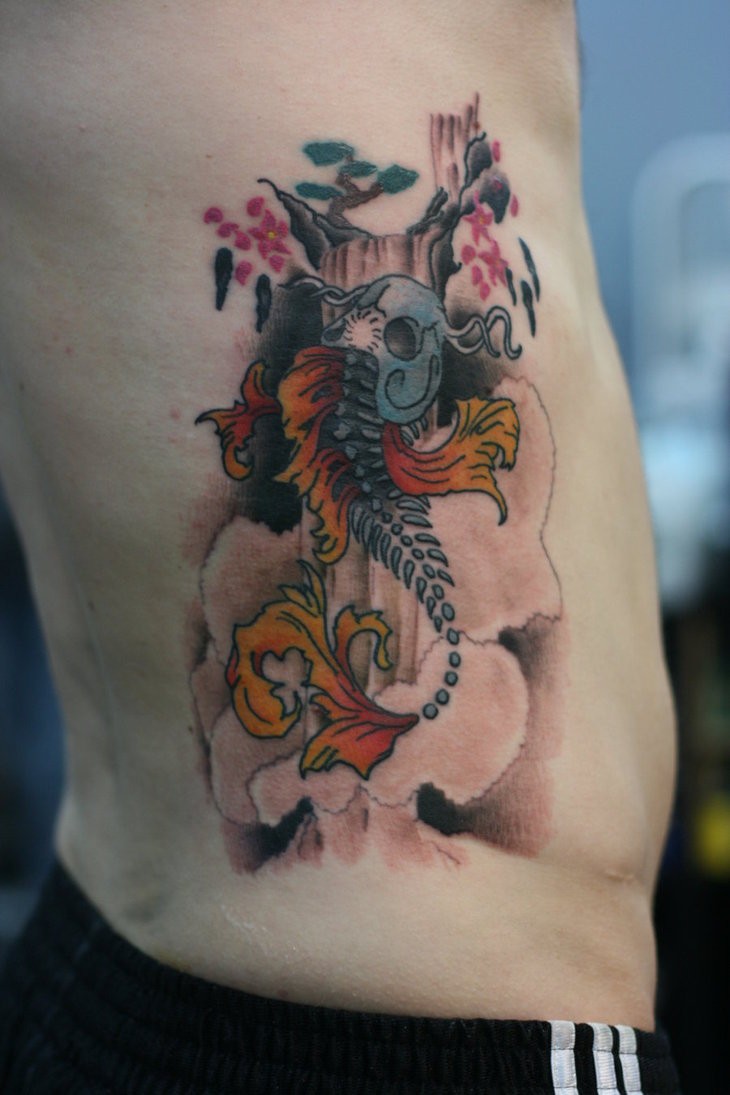 侧肋new school彩绘鱼骨架和树花卉纹身图案