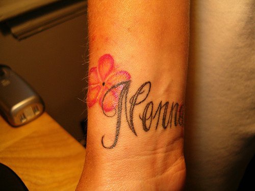 手腕彩色花朵与英文纹身图案