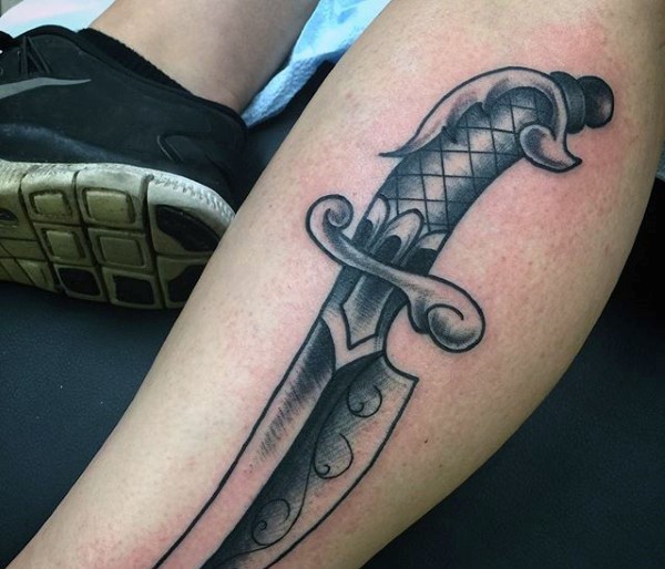 小腿old school黑白匕首纹身图案