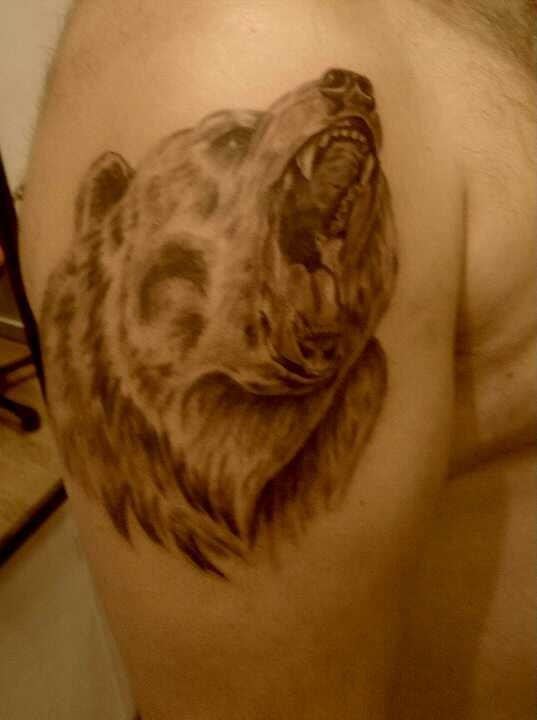 大臂写实的熊纹身图案