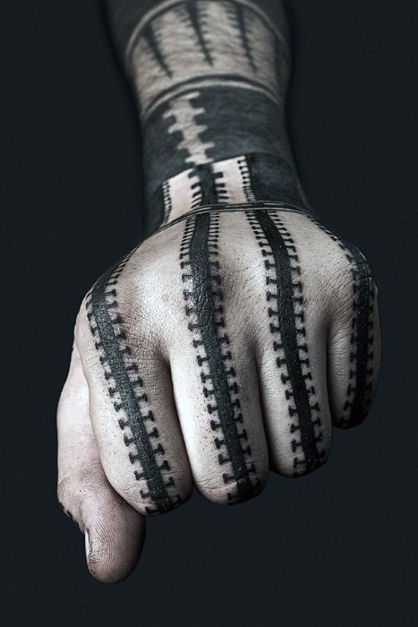 手背黑白拉链形状个性纹身图案