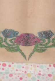 腰部红色和蓝色的玫瑰藤蔓纹身图案