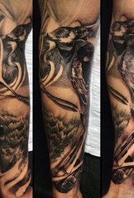 小臂好看的黑色飞行鹰和灯塔纹身图案