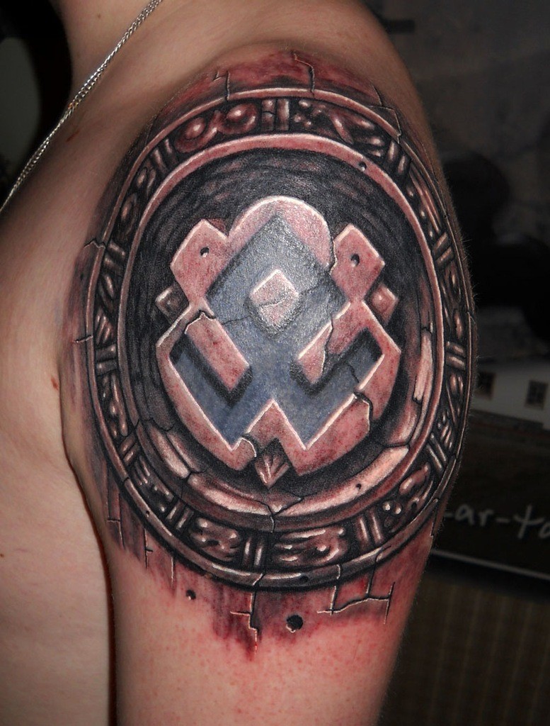 肩部石雕风格古片纹身图案