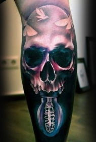 腿部现实主义风格的彩色人类头骨纹身