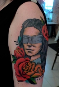 肩部旧货风格的妇女与玫瑰纹身图案