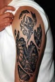 肩部黑色部落之皮肤撕裂纹身