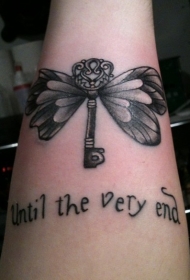 钥匙蝴蝶翅膀与字母纹身图案
