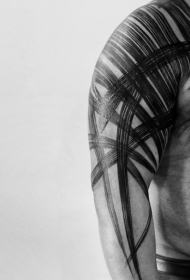 令人印象深刻的黑色水草肩部纹身图案