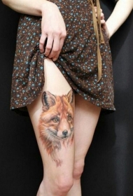女性腿部逼真的彩色狐狸纹身图案