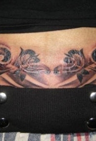 腰部黑色卷曲的树枝纹身图案