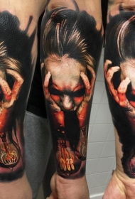 手臂令人毛骨悚然的女人纹身图案