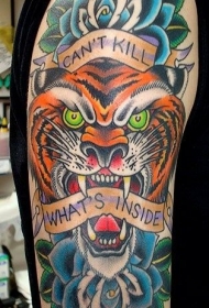 手臂多彩的吼叫老虎与花朵字母纹身图案