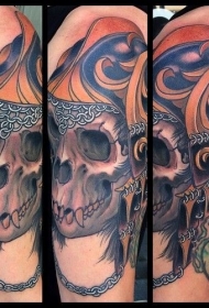 肩部现代传统风格猴头骨与头盔纹身