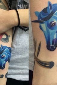 手臂蓝色水彩独角兽纹身图案