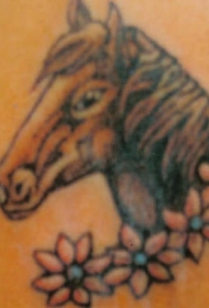 背部彩色马头与花朵纹身图案