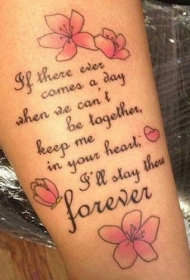 可爱的粉红色花朵和英文字母手臂纹身图案