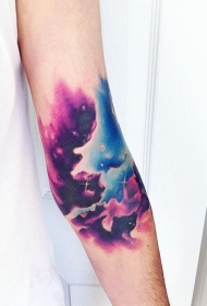 女性手臂彩色唯美夜空纹身图案