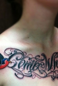 可爱的燕子和花体英文字母胸部纹身图案