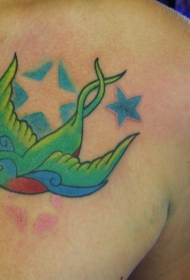肩部彩色卡通燕子纹身图案