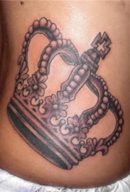 带有小十字架的皇冠纹身图案