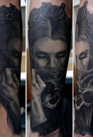手臂现实主义风格的女人与头骨纹身