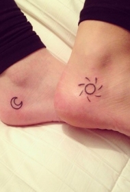 脚部小而可爱的太阳和月亮纹身图案