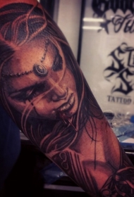 手臂逼真的血腥吸血鬼女孩纹身图片