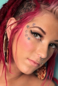 漂亮的美女脸部星星纹身图案