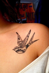 女生锁骨很酷的小鸟纹身图案
